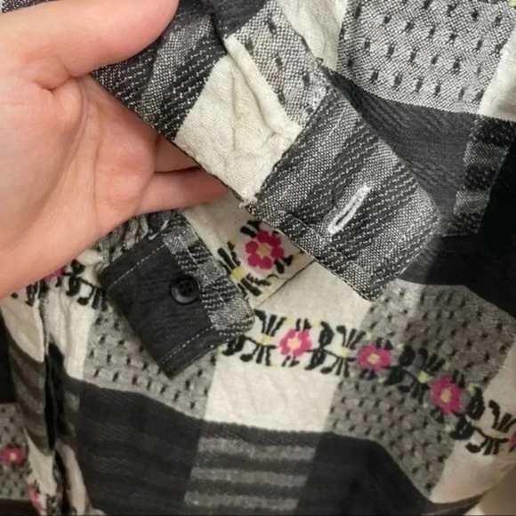 Angelique vintage embroidered collared button down Medium - Picture 4 of 8